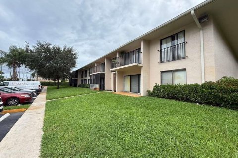 Condo in Hollywood, Florida, 1 bedroom  № 1977632 - photo 1