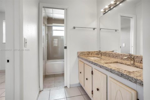 Condominio en alquiler en North Miami, Florida, 1 dormitorio, 52.4 m2 № 2057580 - foto 11