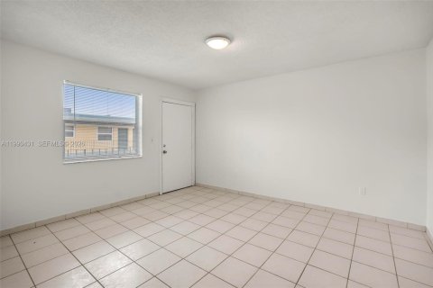 Condominio en alquiler en North Miami, Florida, 1 dormitorio, 52.4 m2 № 2057580 - foto 2