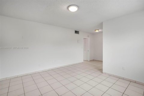 Condominio en alquiler en North Miami, Florida, 1 dormitorio, 52.4 m2 № 2057580 - foto 3