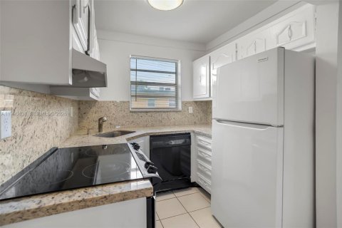 Condominio en alquiler en North Miami, Florida, 1 dormitorio, 52.4 m2 № 2057580 - foto 5