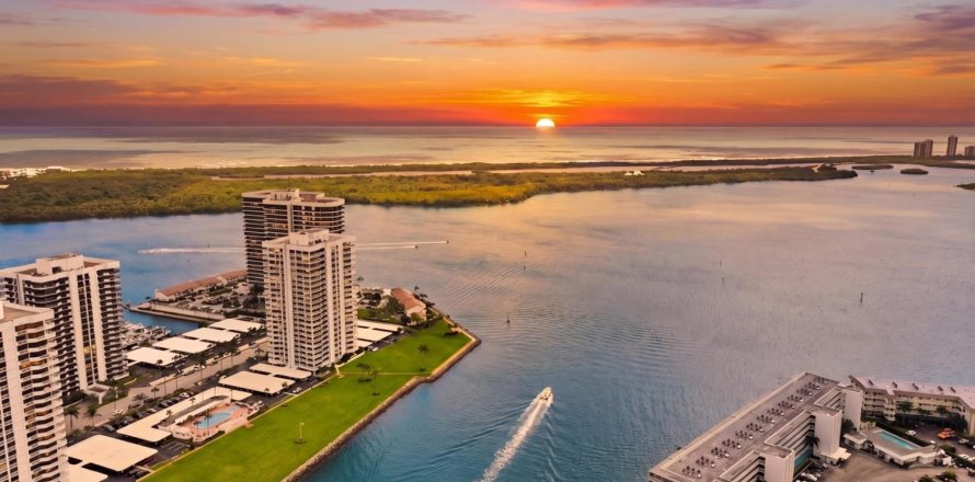 Condo in North Palm Beach, Florida, 3 bedrooms  № 2147118