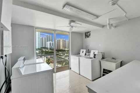 Condominio en venta en Hallandale Beach, Florida, 1 dormitorio, 80.82 m2 № 2048572 - foto 16