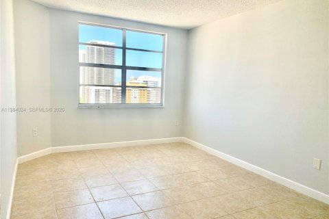 Condominio en venta en Hallandale Beach, Florida, 1 dormitorio, 80.82 m2 № 2048572 - foto 12