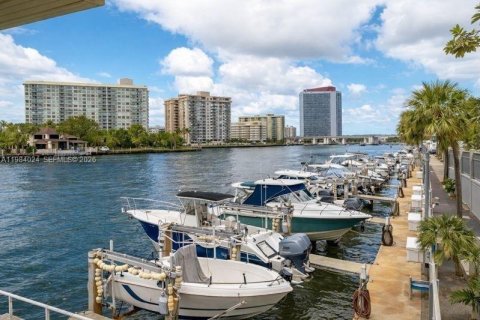 Condominio en venta en Hallandale Beach, Florida, 1 dormitorio, 80.82 m2 № 2048572 - foto 29