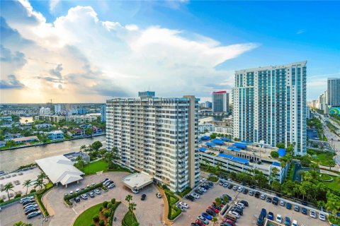 Condominio en venta en Hallandale Beach, Florida, 1 dormitorio, 80.82 m2 № 2048572 - foto 5