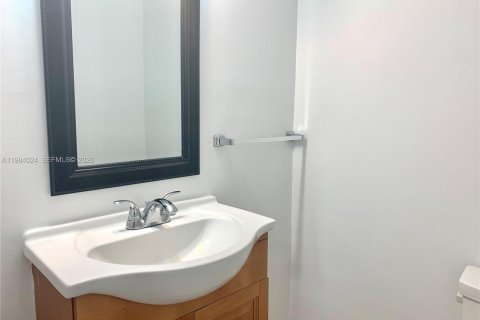 Condominio en venta en Hallandale Beach, Florida, 1 dormitorio, 80.82 m2 № 2048572 - foto 15