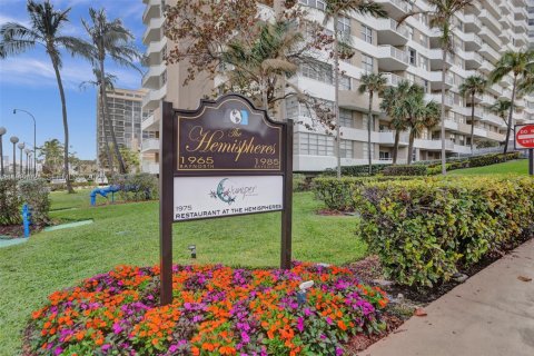 Condominio en venta en Hallandale Beach, Florida, 1 dormitorio, 80.82 m2 № 2048572 - foto 30