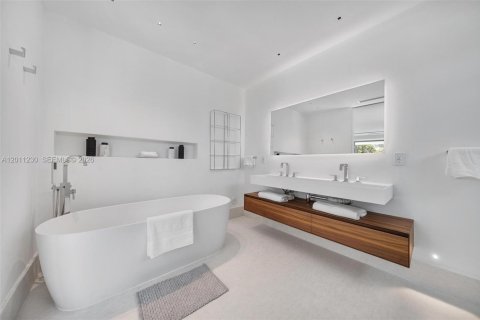 House in Weston, Florida 6 bedrooms, 839.37 sq.m. № 2316356 - photo 27