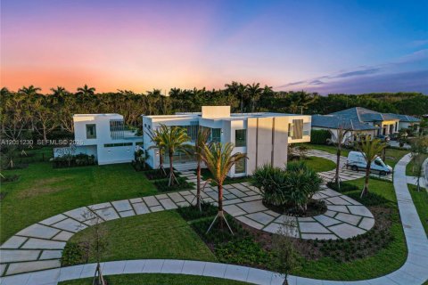 House in Weston, Florida 6 bedrooms, 839.37 sq.m. № 2316356