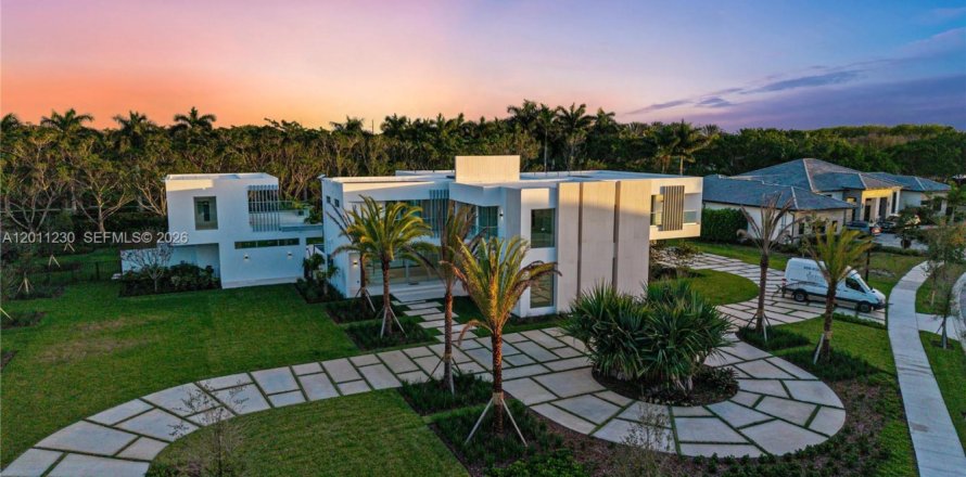 House in Weston, Florida 6 bedrooms, 839.37 sq.m. № 2316356