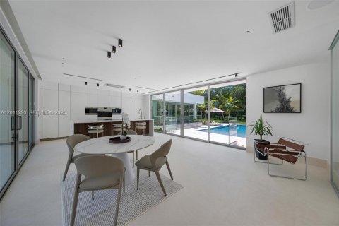 House in Weston, Florida 6 bedrooms, 839.37 sq.m. № 2316356 - photo 21