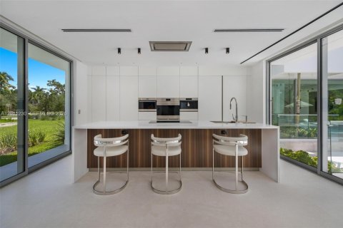 House in Weston, Florida 6 bedrooms, 839.37 sq.m. № 2316356 - photo 19