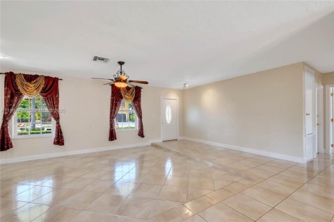 Casa en alquiler en Cutler Bay, Florida, 4 dormitorios, 173.26 m2 № 2009588 - foto 6