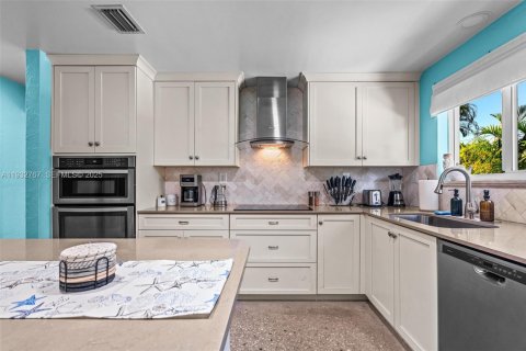 House in Dania Beach, Florida 3 bedrooms, 231.88 sq.m. № 2035452 - photo 15