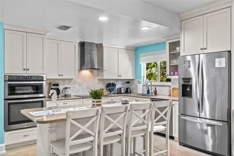 House in Dania Beach, Florida 3 bedrooms, 231.88 sq.m. № 2035452 - photo 3