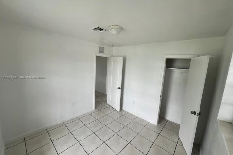 House in Miami, Florida 3 bedrooms, 90.3 sq.m. № 2006111 - photo 10