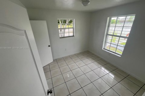House in Miami, Florida 3 bedrooms, 90.3 sq.m. № 2006111 - photo 11