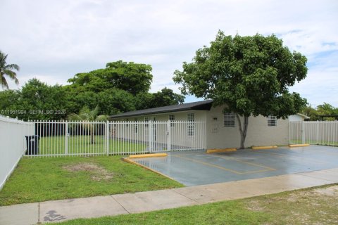 House in Miami, Florida 3 bedrooms, 90.3 sq.m. № 2006111