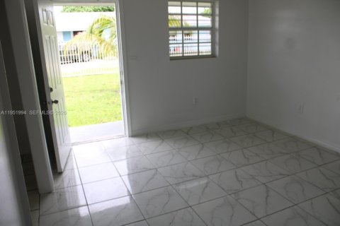 House in Miami, Florida 3 bedrooms, 90.3 sq.m. № 2006111 - photo 21