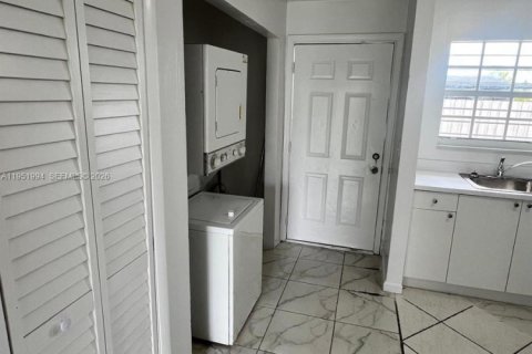 House in Miami, Florida 3 bedrooms, 90.3 sq.m. № 2006111 - photo 15