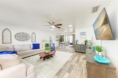 House in Bradenton, Florida 3 bedrooms, 171.03 sq.m. № 2324024 - photo 6