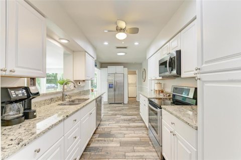 House in Bradenton, Florida 3 bedrooms, 171.03 sq.m. № 2324024 - photo 13