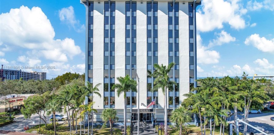 Commercial property in North Miami, Florida № 1836221