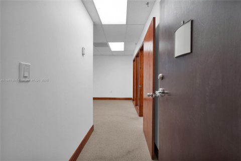 Commercial property in North Miami, Florida № 1836221 - photo 4