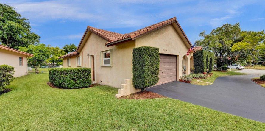 House in Coral Springs, Florida 4 bedrooms, 190.17 sq.m. № 1155640
