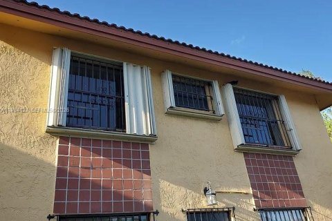 Снять в аренду кондоминиум в Майами, Флорида 3 спальни, 112.88м2, № 2045569 - фото 2