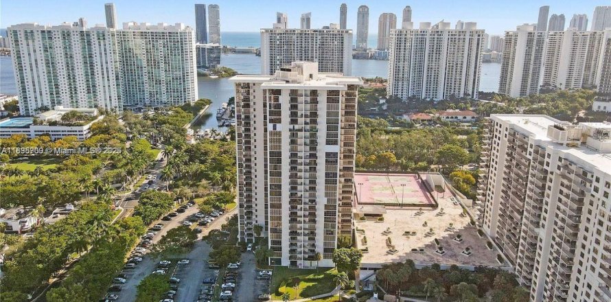 Condo in Aventura, Florida, 2 bedrooms № 1935277