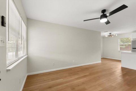 House in Orlando, Florida 3 bedrooms, 79.99 sq.m. № 1801711 - photo 6
