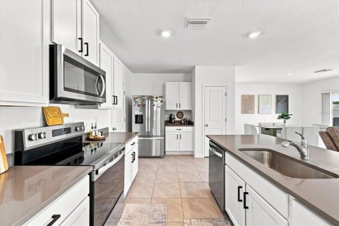House in Land O' Lakes, Florida 4 bedrooms, 214.14 sq.m. № 2324547 - photo 10