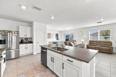 House in Land O' Lakes, Florida 4 bedrooms, 214.14 sq.m. № 2324547 - photo 11