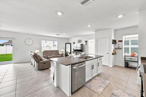 House in Land O' Lakes, Florida 4 bedrooms, 214.14 sq.m. № 2324547 - photo 12