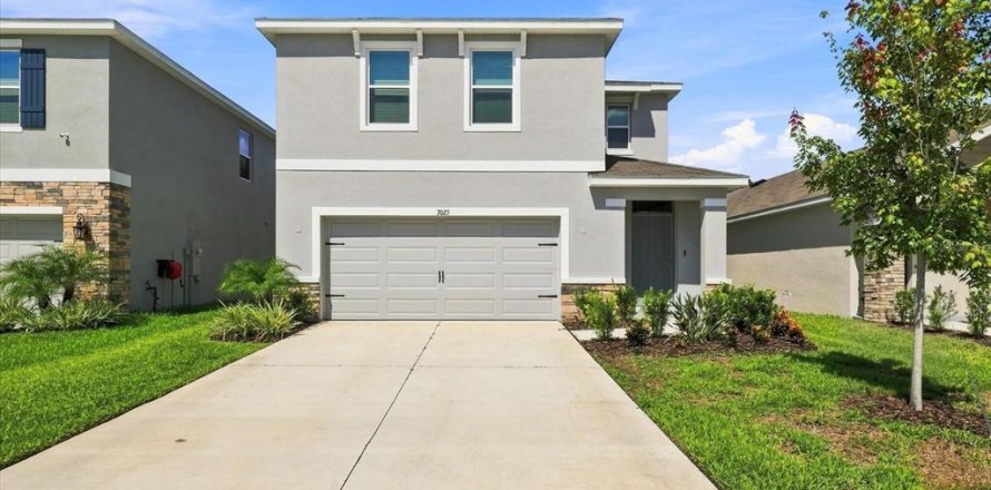 House in Land O' Lakes, Florida 4 bedrooms, 214.14 sq.m. № 2324547