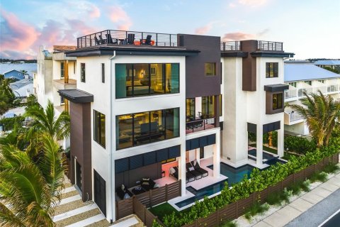 Casa en venta en Bradenton Beach, Florida, 6 dormitorios, 313.55 m2 № 1918816 - foto 1