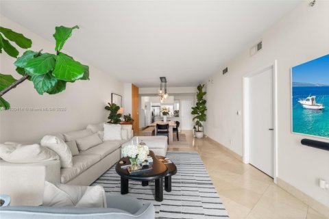 Condo in Miami, Florida, 2 bedrooms  № 1779106 - photo 9