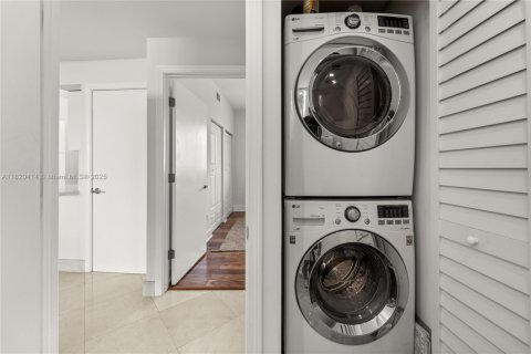 Condo in Miami, Florida, 2 bedrooms  № 1779106 - photo 22