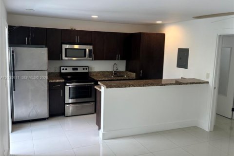 Copropriété à louer à Miami, Floride: 1 chambre, 47.1 m2 № 2153868 - photo 2