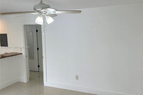Copropriété à louer à Miami, Floride: 1 chambre, 47.1 m2 № 2153868 - photo 3