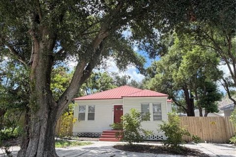 House in Tampa, Florida 3 bedrooms, 106.84 sq.m. № 2310506