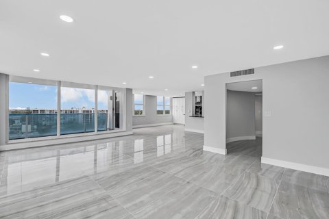 Condo in Hollywood, Florida, 2 bedrooms  № 2261293 - photo 12