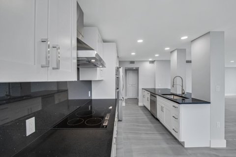 Condo in Hollywood, Florida, 2 bedrooms  № 2261293 - photo 22