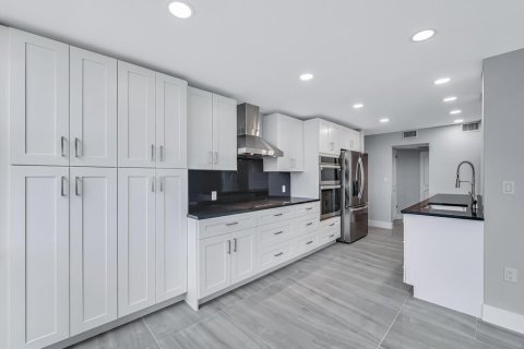 Condo in Hollywood, Florida, 2 bedrooms  № 2261293 - photo 19