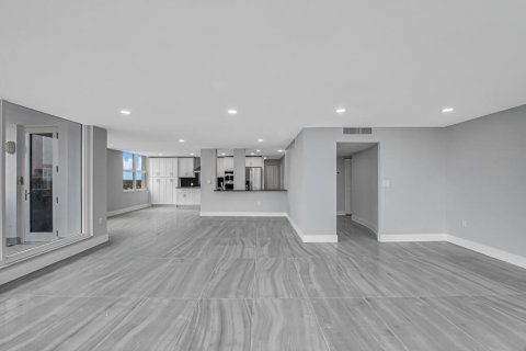 Condo in Hollywood, Florida, 2 bedrooms  № 2261293 - photo 13