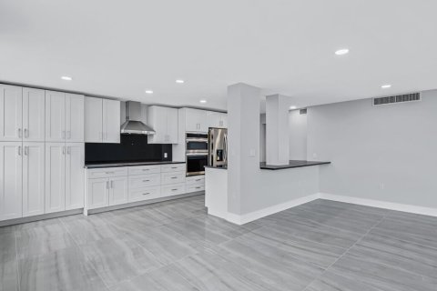 Condo in Hollywood, Florida, 2 bedrooms  № 2261293 - photo 17