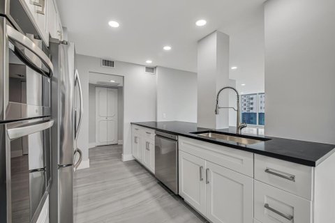 Condo in Hollywood, Florida, 2 bedrooms  № 2261293 - photo 23