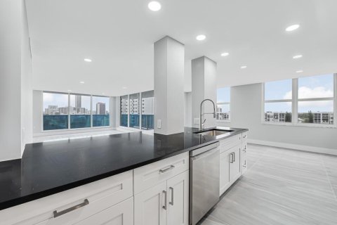 Condo in Hollywood, Florida, 2 bedrooms  № 2261293 - photo 25